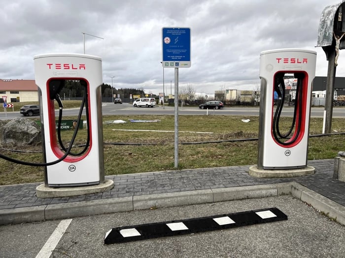 Säulenpaar Tesla Supercharger V2