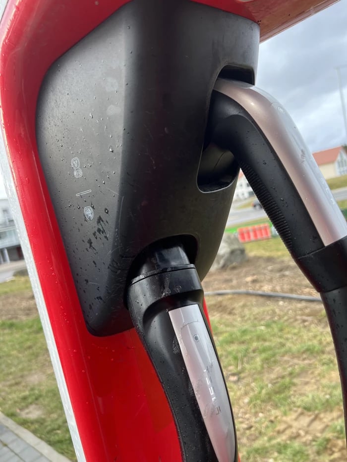 Tesla Supercharger V2 mit Typ 2 und CCS Stecker