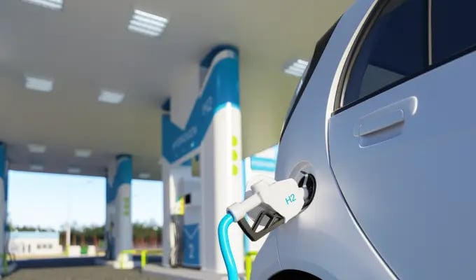 Bild: Alternativer Antrieb eines Brennstoffzellenautos wird mit Wasserstoff betankt
