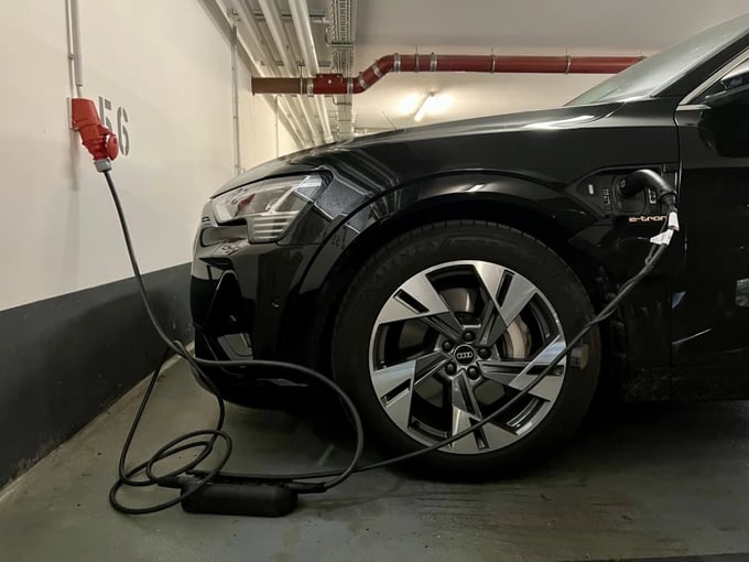 Audi lädt mit mobilem Ladegerät an einer CEE Steckdose