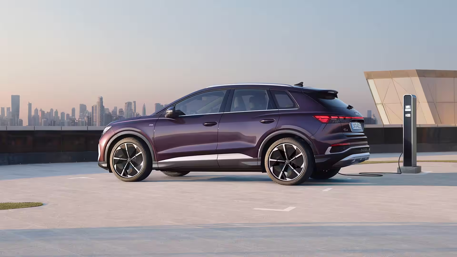 Elektro SUV: Audi Q4 e-tron an einer Ladesäule