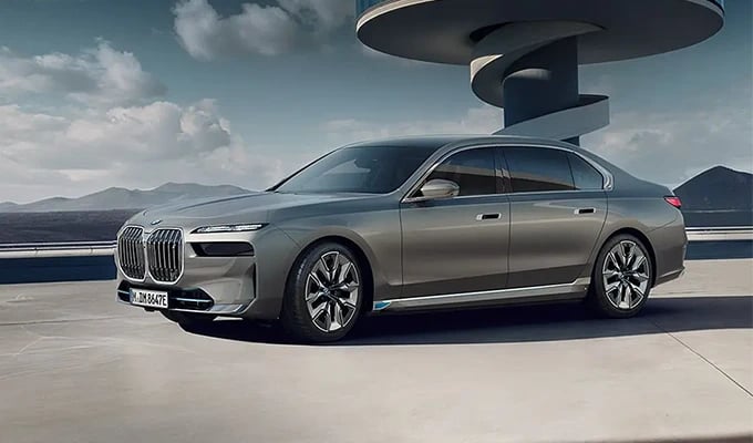 E-Auto mit großer Reichweite: BMW i7 xDrive60 von der Seite