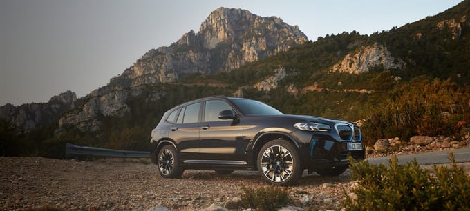Elektro SUV: BMW iX3 unterwegs im Gelände