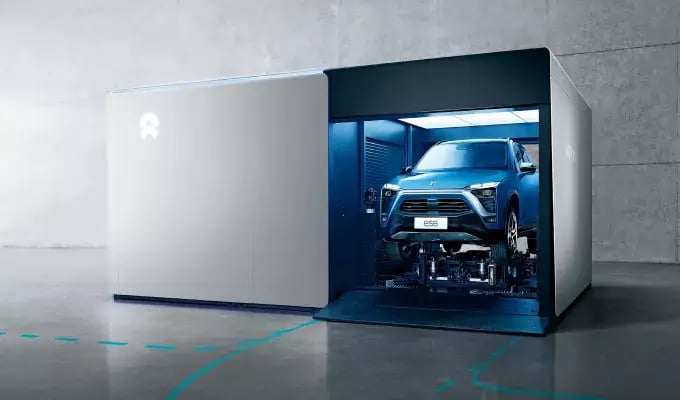 E-Auto-Akku wird in einer Batteriewechselstation getauscht