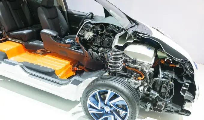 E-Auto Aufbau: Querschnitt eines echten Fahrzeugs mit Blick auf den Elektroauto-Akku
