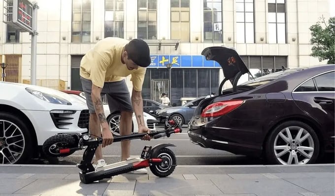 E-Scooter mit Sitz: faltbar und praktisch wird der E-Scooter verstaut