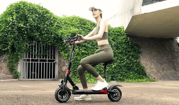 Frau auf E-Scooter mit Sitz