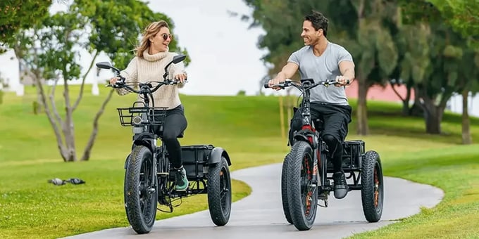 Paar auf E-Trikes im Park