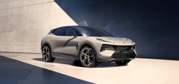 Elektrosportwagen Lotus Eletre in der Stadt