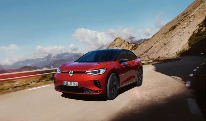 Elektrosportwagen VW ID.5 GTX auf der Landstraße