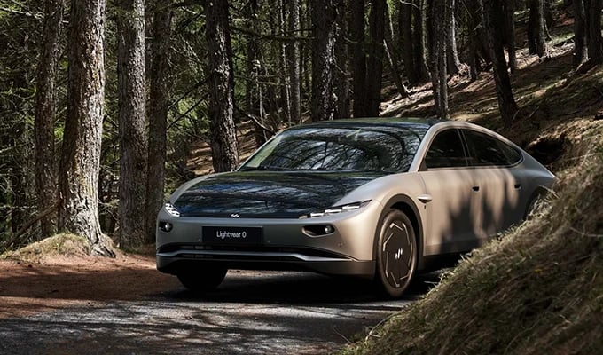 E-Auto mit großer Reichweite: Lightyear Zero im Wald