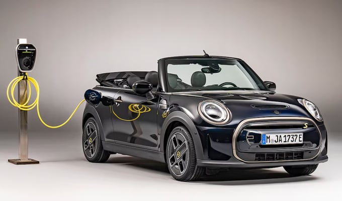 Elektro Cabrio Mini Cooper SE lädt an der Ladesäule