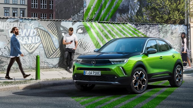 Elektro SUV: Grüner Opel mokka-e fällt auf