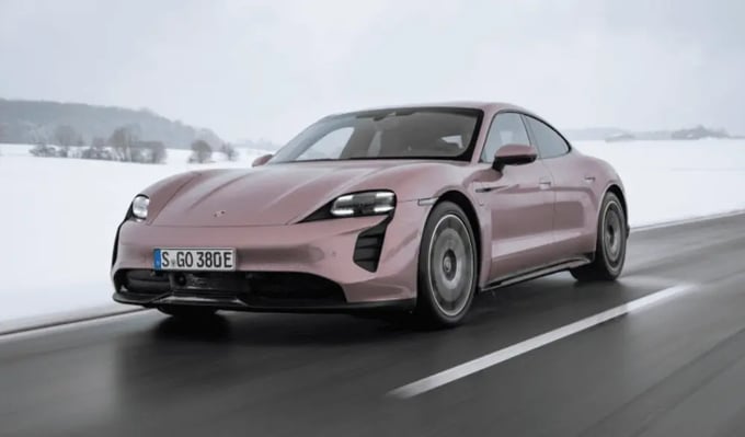 Elektrosportwagen Porsche Taycan im Schnee