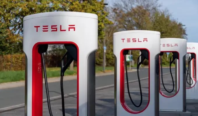 Tesla Supercharger in einer Reihe, bereit zum Laden