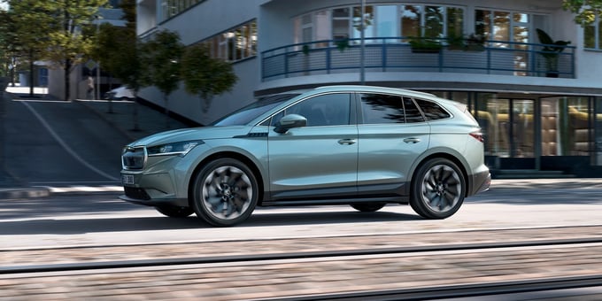 Elektro SUV: Skoda Enyaq iV unterwegs in der Stadt