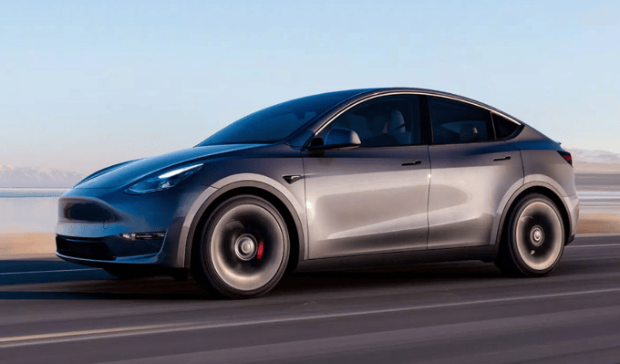 Tesla Model Y unterwegs auf der Straße