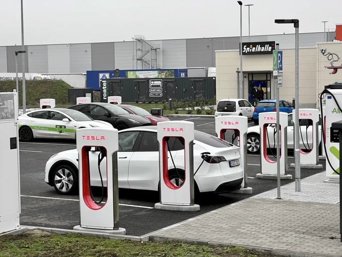 Mission Reichweitenangst: Tesla Supercharger Leipzig Flughafen