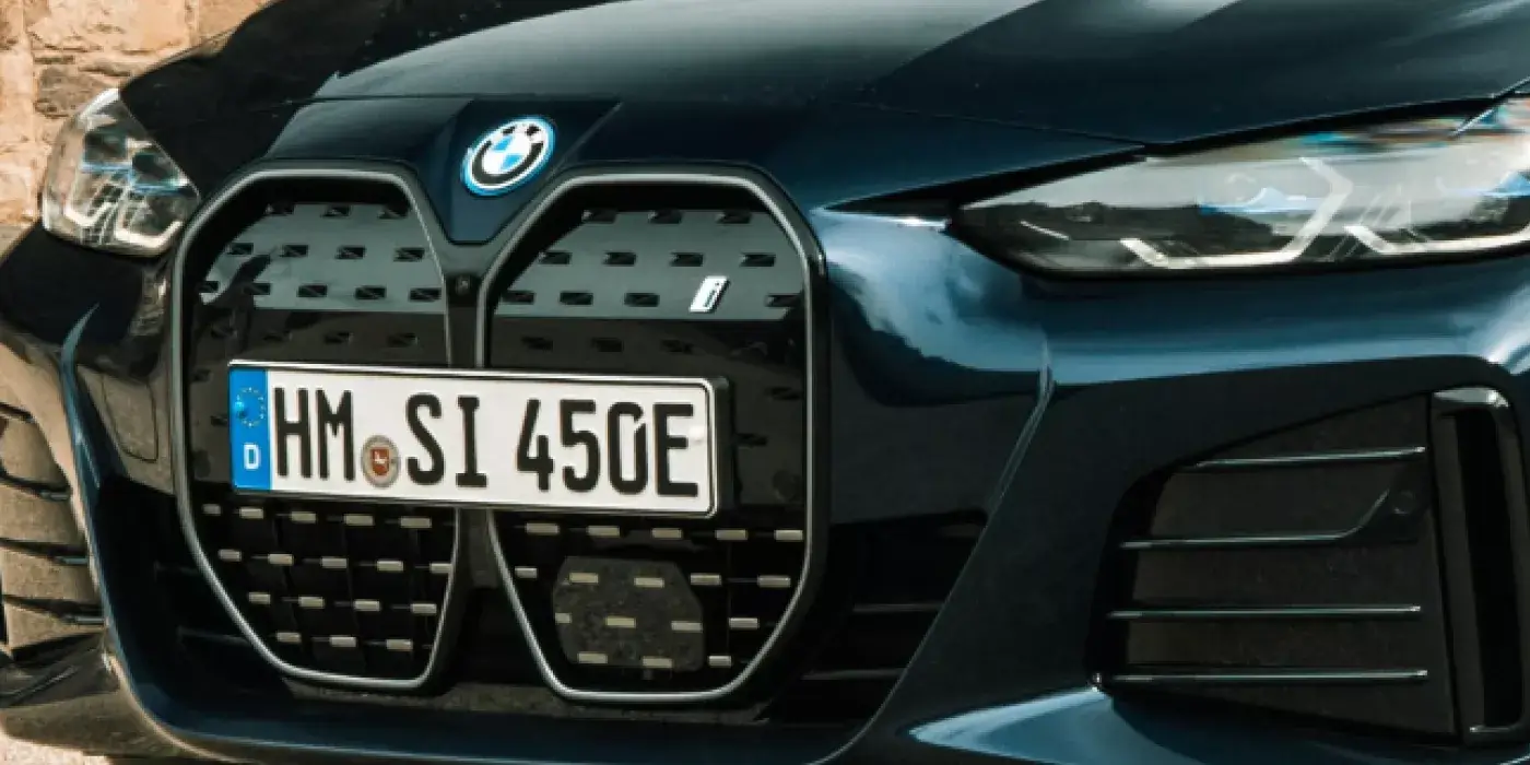 E-Kennzeichen schwarzes Elektroauto