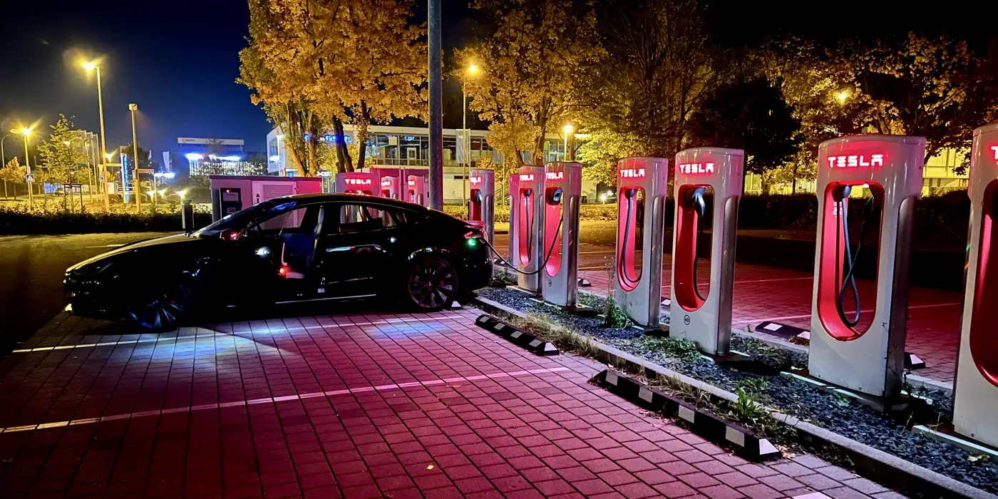 Tesla Model 3 am Supercharger bei Nacht