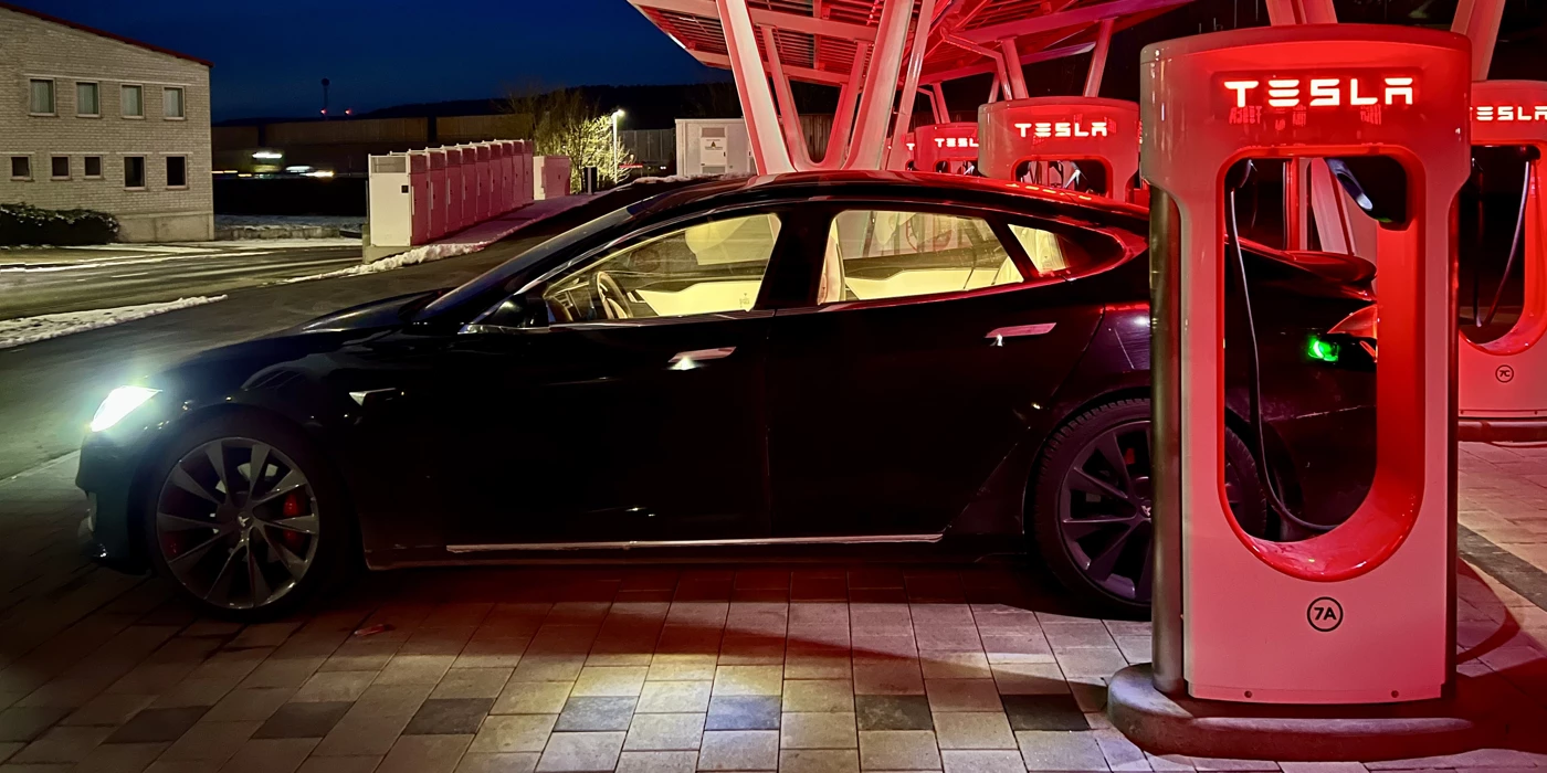 Laden am Tesla Supercharger