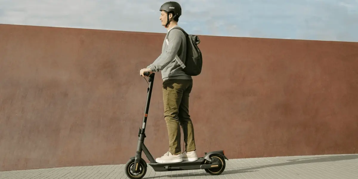 Person auf Ninebot E-Scooter