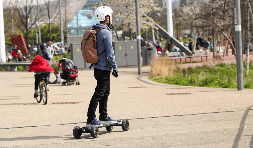 Person auf einem E-Skateboard unterwegs in der Stadt