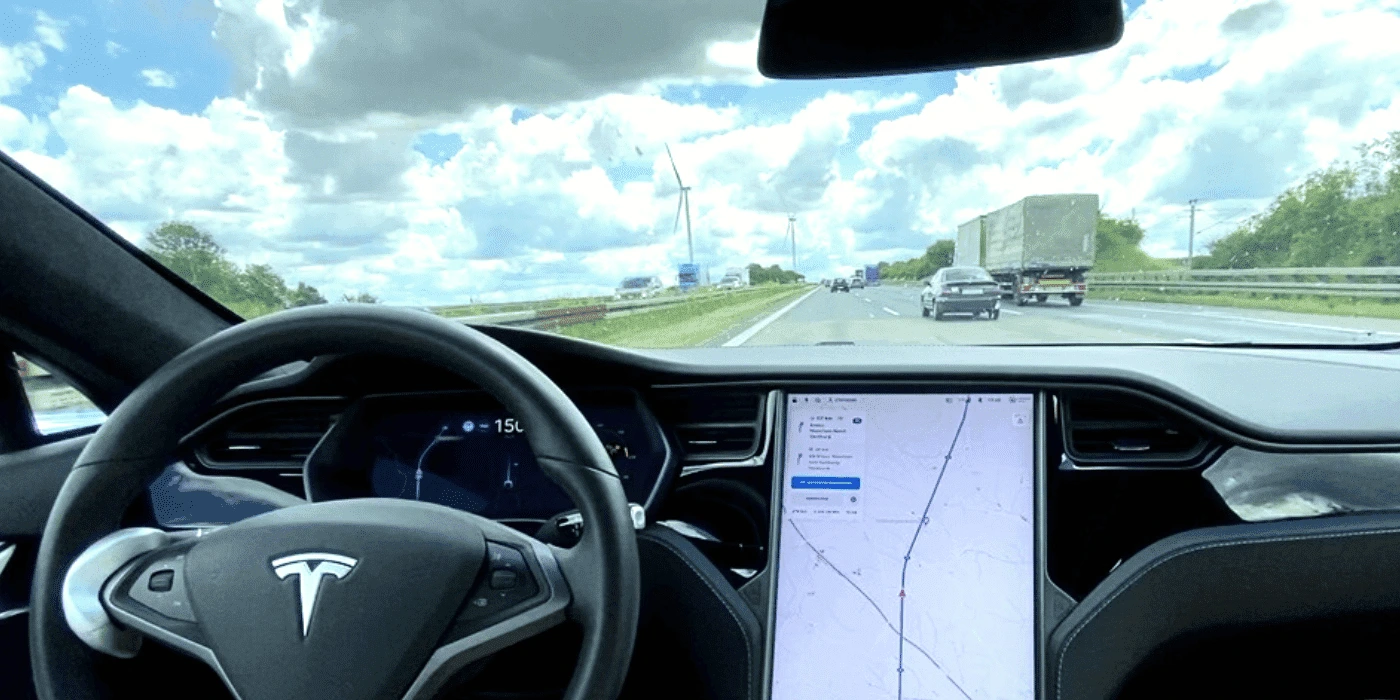 Tesla Autopilot auf der Autobahn