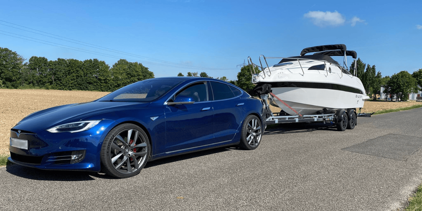 E-Auto Anhängelast: Demonstriert von Tesla Model S und Anhänger mit Boot