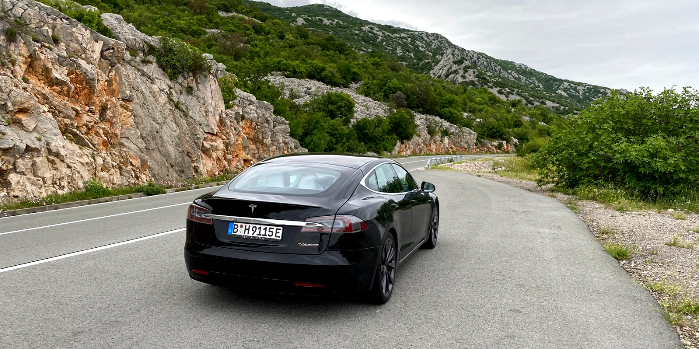 Höchstgeschwindigkeit auf der Autobahn mit einem Tesla Model S Performance